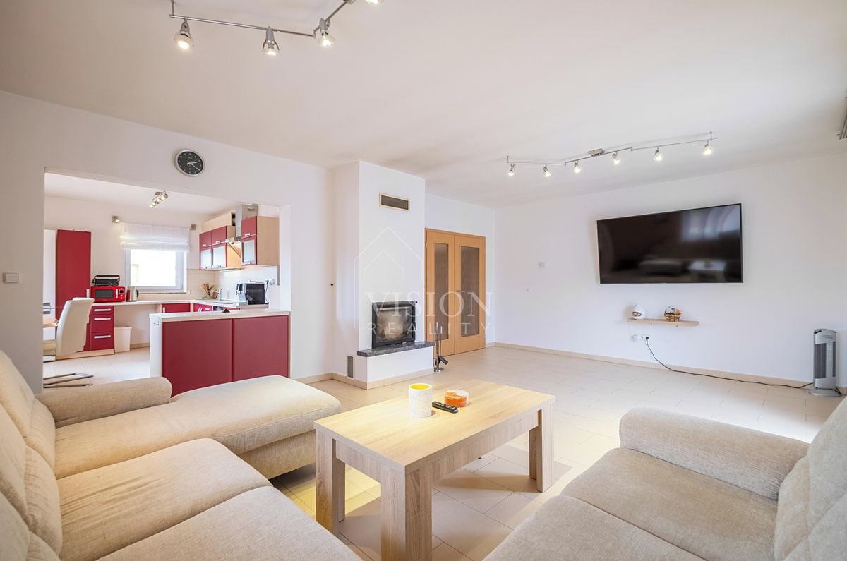 Prodej rodinného domu 242 m², pozemek 1923 m² – fotografie 2