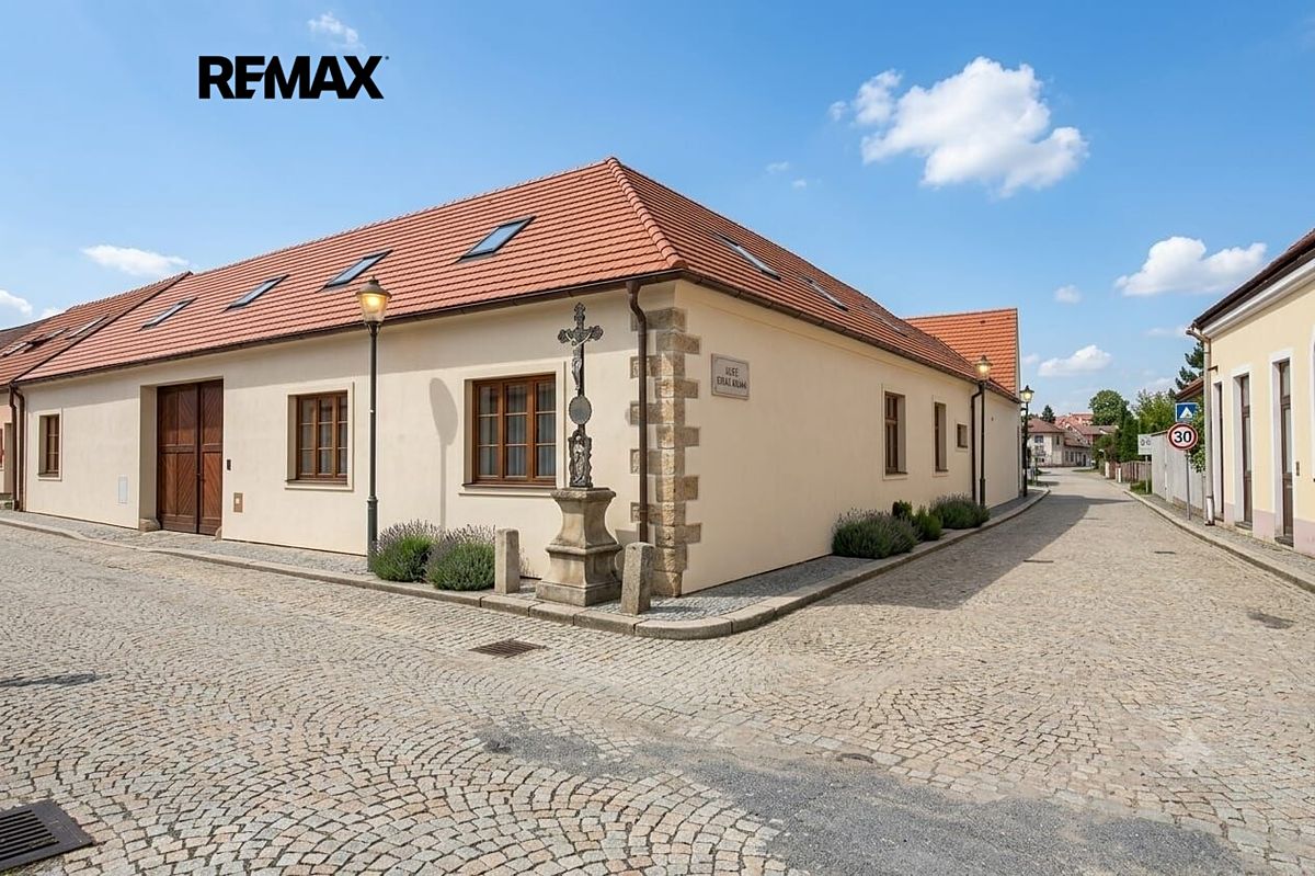 Prodej rodinného domu 470 m², pozemek 1587 m² – fotografie 2