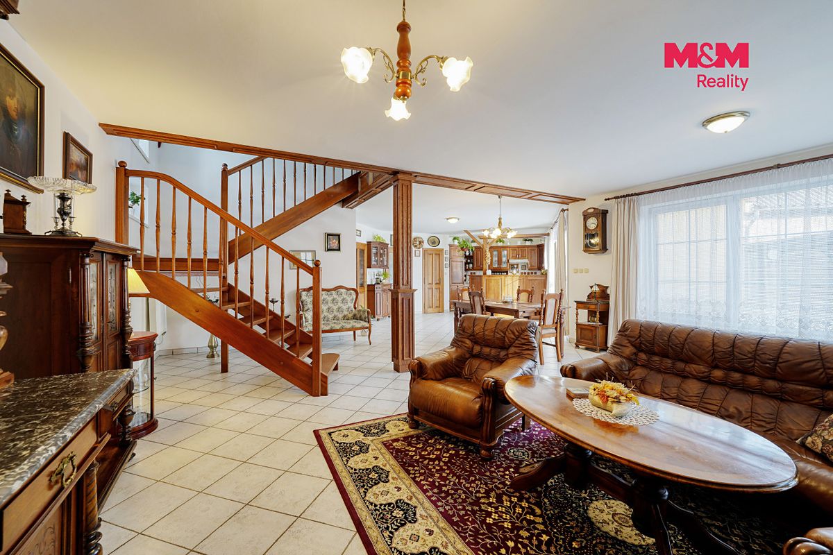 Prodej rodinného domu 378 m², pozemek 887 m² – fotografie 3