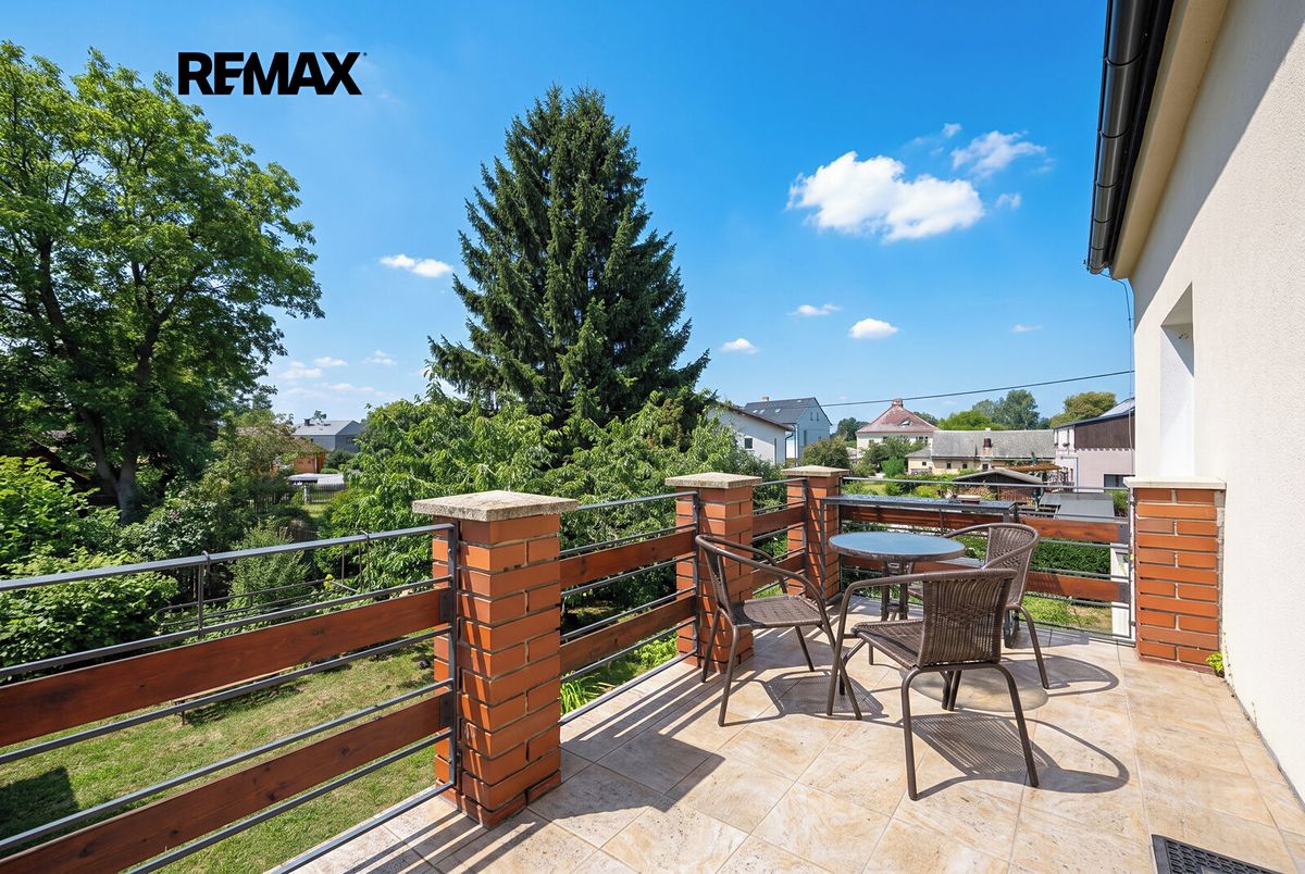 Prodej rodinného domu 220 m², pozemek 808 m² – fotografie 2