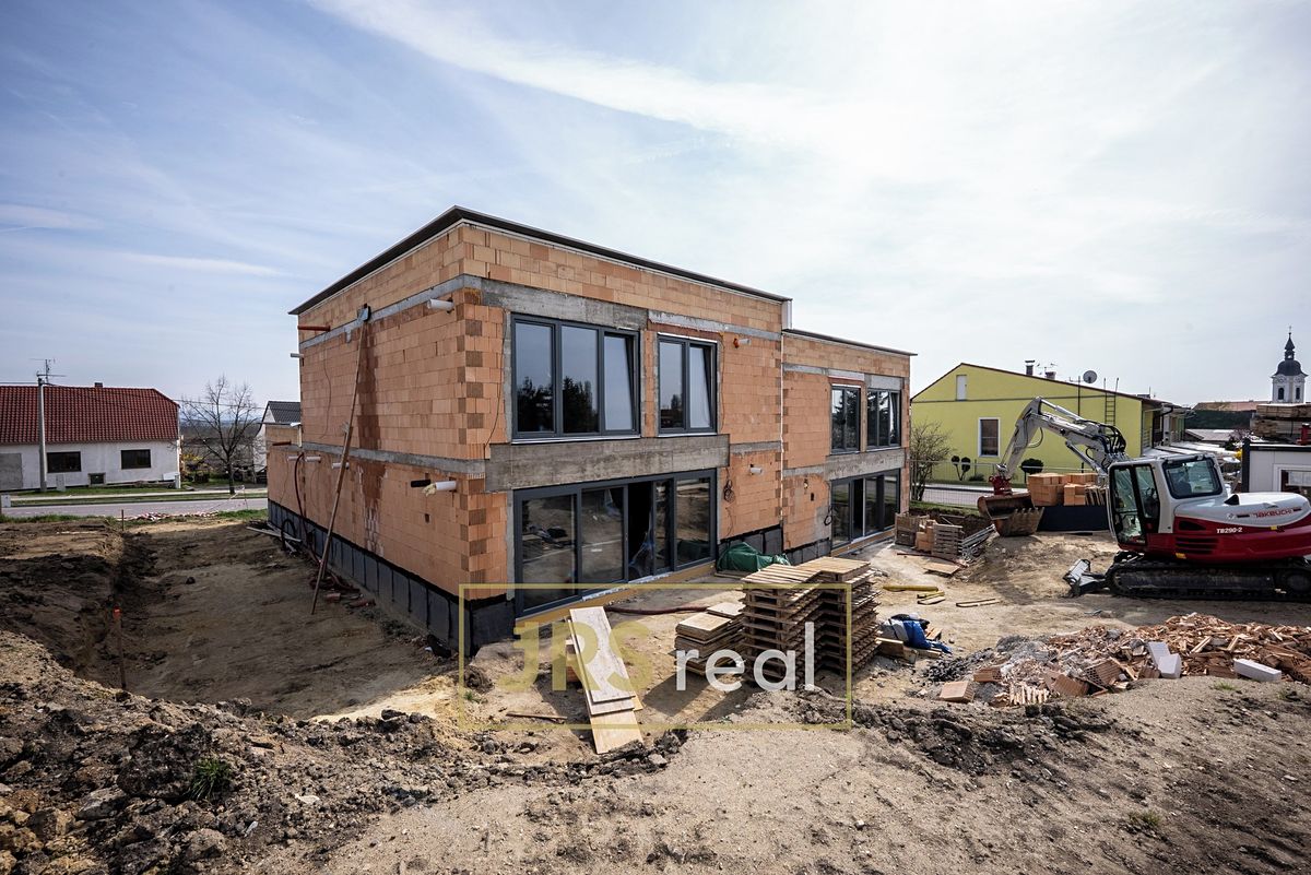 Prodej rodinného domu 216 m², pozemek 464 m² – fotografie 2