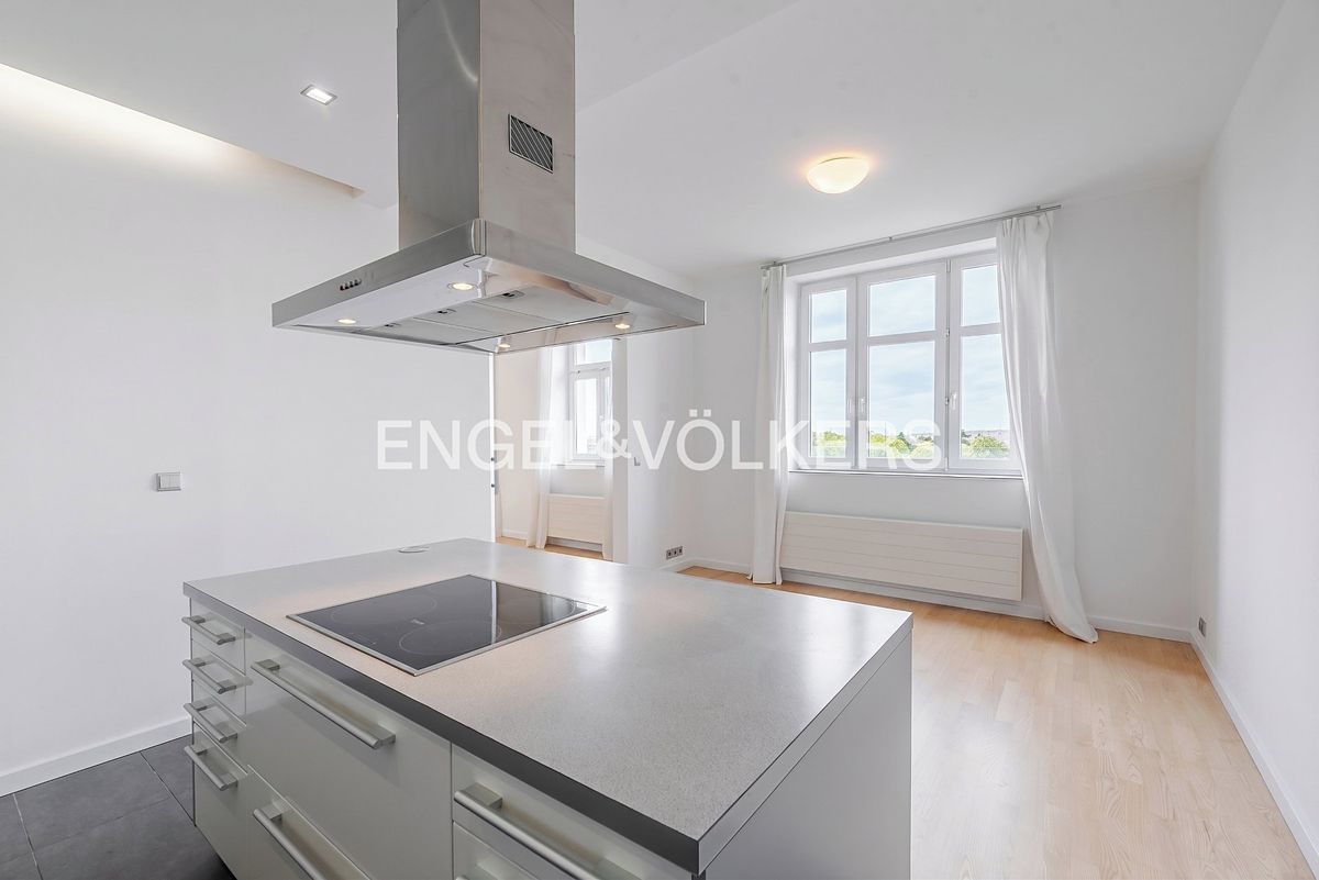 Pronájem bytu 6 pokojů a více 204 m² – fotografie 2