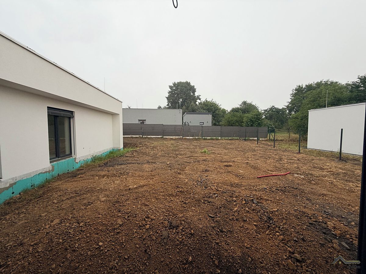 Prodej rodinného domu 177 m², pozemek 739 m² – fotografie 2