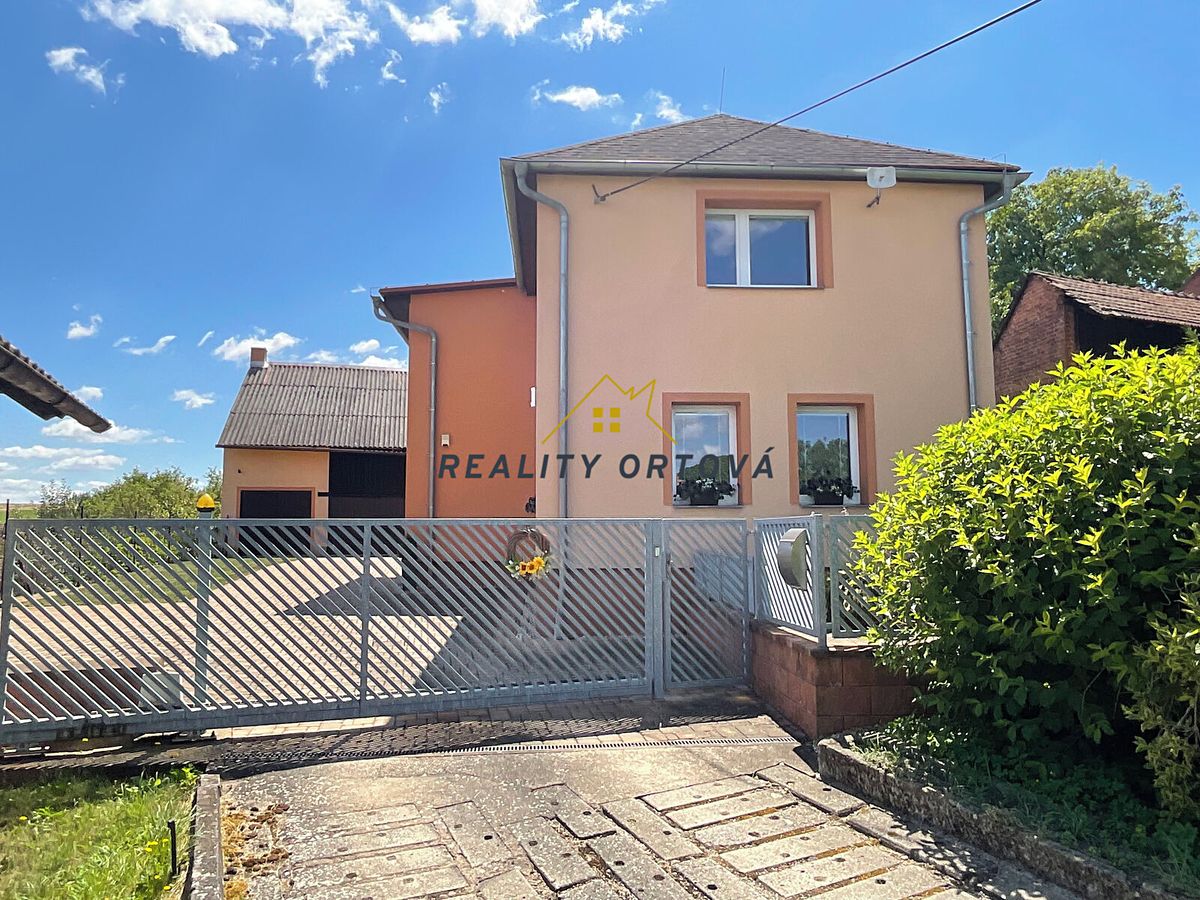 Prodej rodinného domu 166 m², pozemek 2688 m²