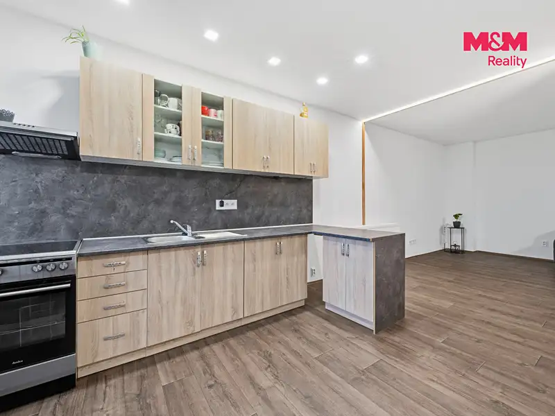 Prodej rodinného domu 454 m², pozemek 1395 m², Jaroměř – náhled fotky 3