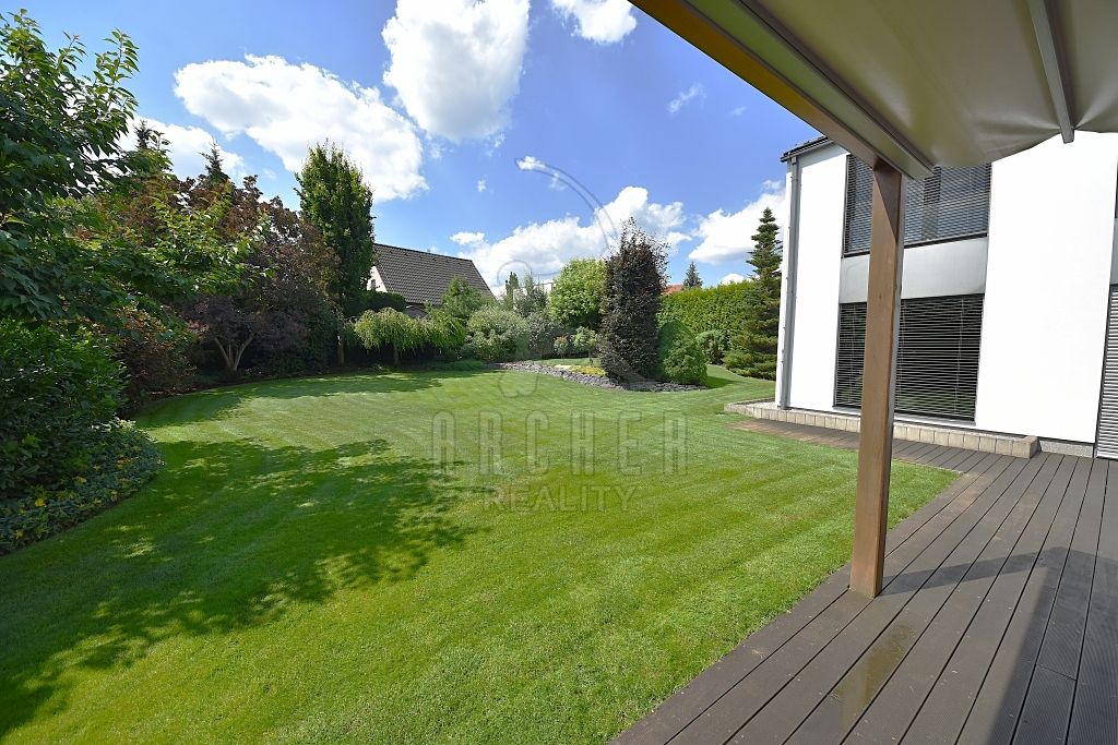 Prodej rodinného domu 300 m², pozemek 1000 m² – fotografie 2