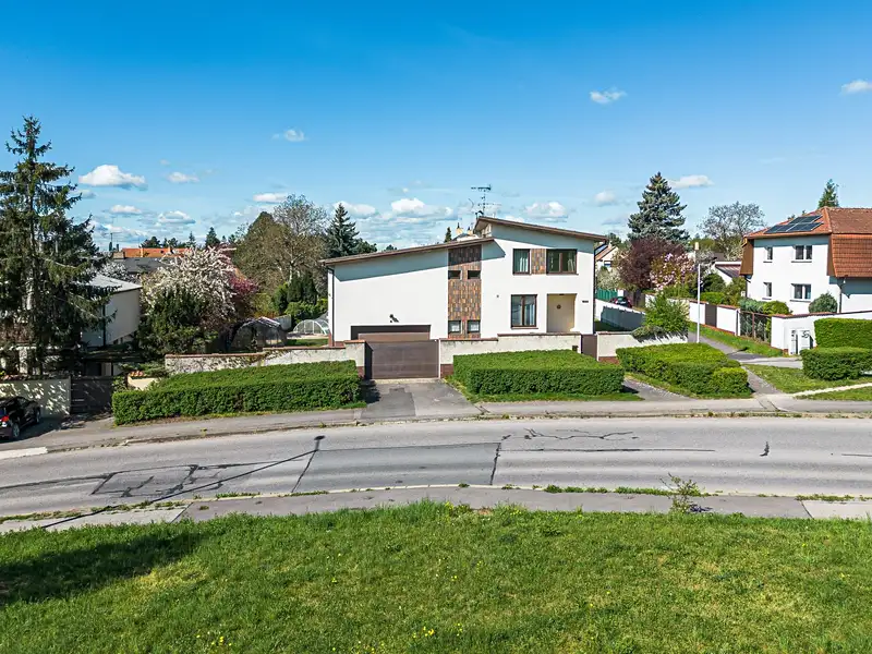 Prodej rodinného domu 500 m², pozemek 958 m², Praha – náhled fotky 1