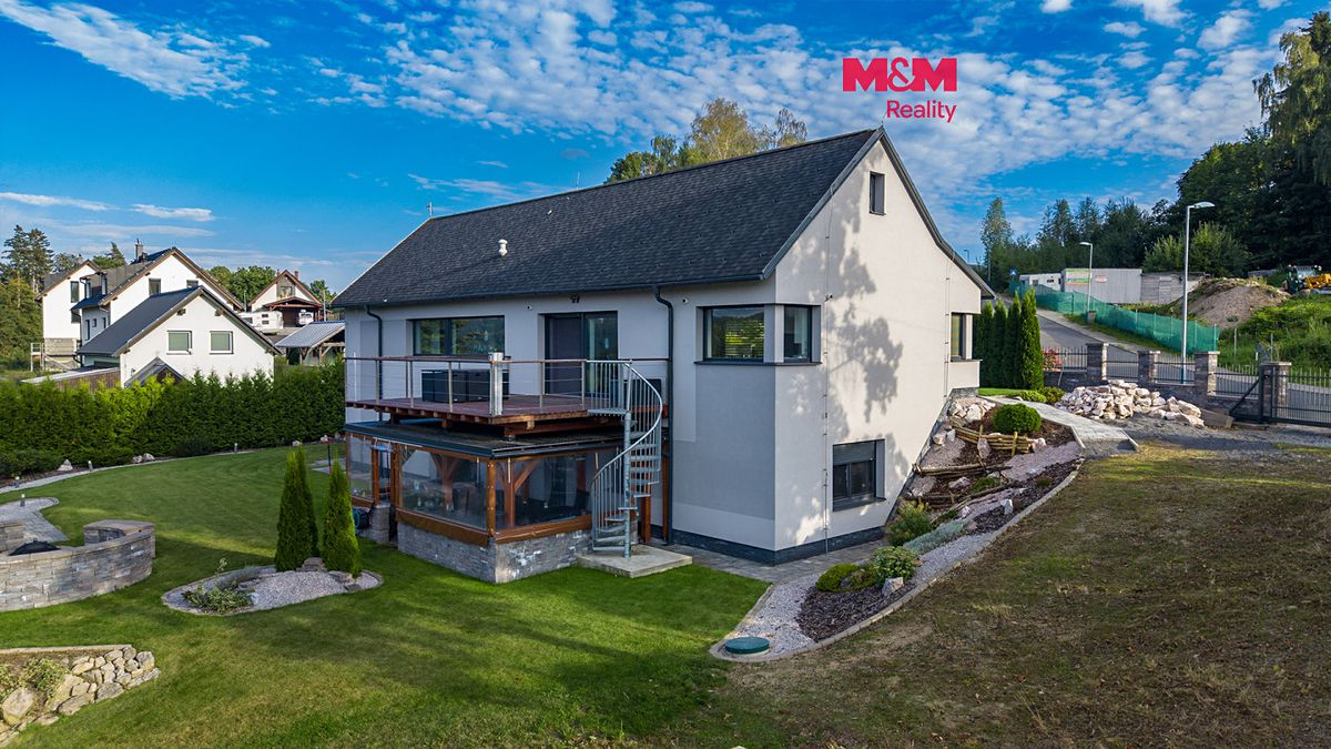 Prodej rodinného domu 225 m², pozemek 1913 m²