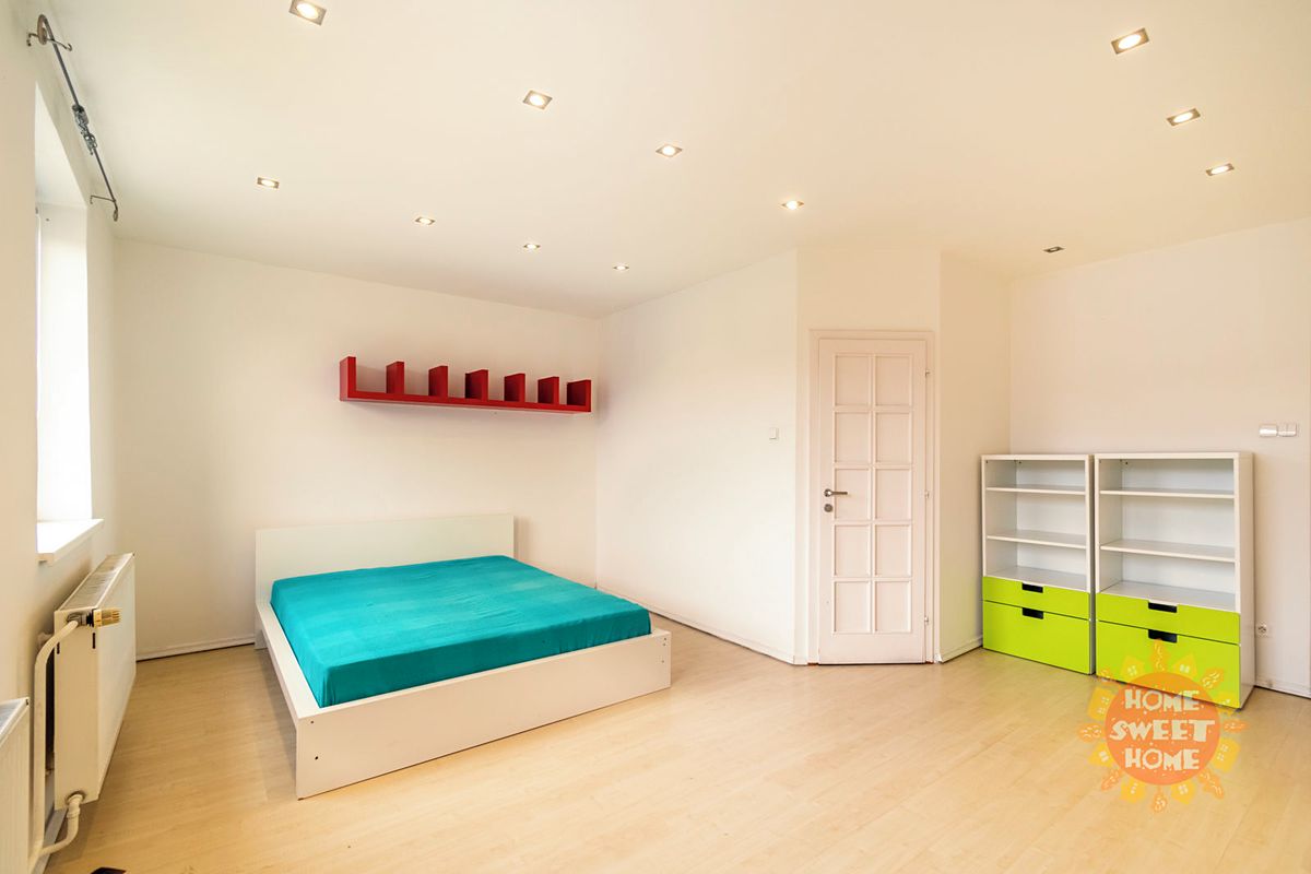Pronájem rodinného domu 265 m², pozemek 140 m² – fotografie 2