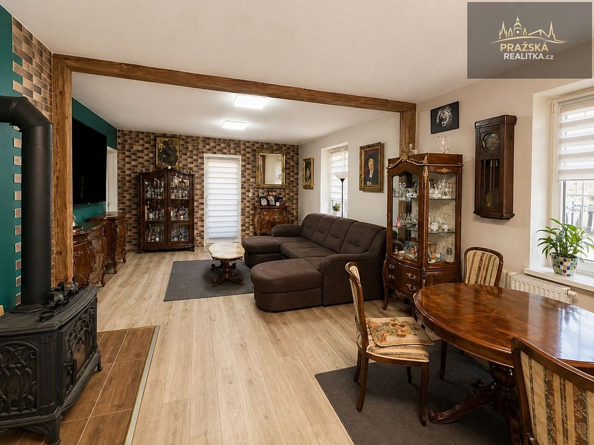 Prodej rodinného domu 248 m², pozemek 1562 m² – fotografie 2