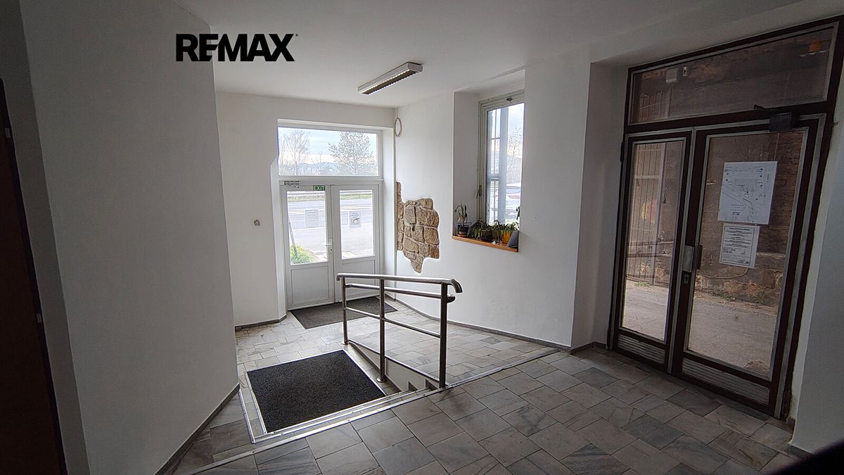 Pronájem kanceláře 256 m² – fotografie 2