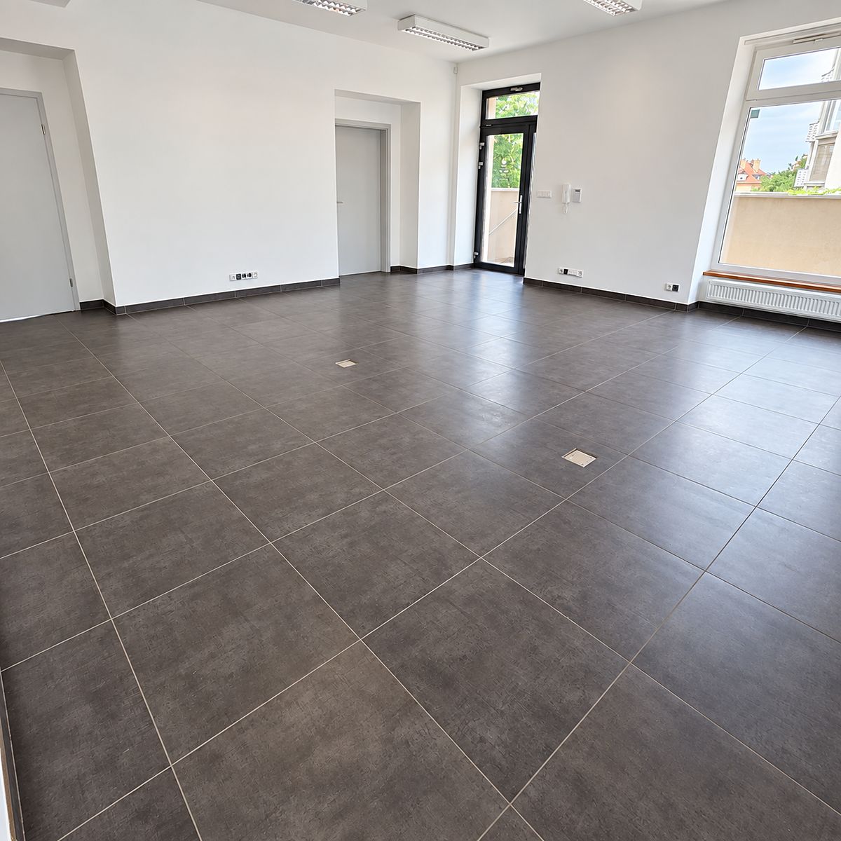 Pronájem obchodního prostoru 77 m² – fotografie 2