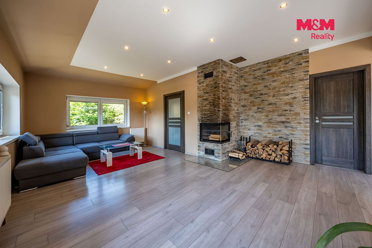 Prodej rodinného domu 340 m², pozemek 1443 m² – fotografie 2