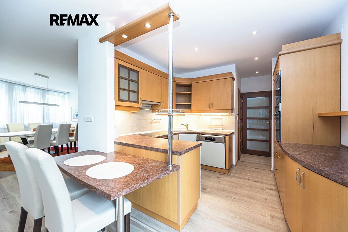 Pronájem rodinného domu 256 m², pozemek 222 m² – fotografie 4