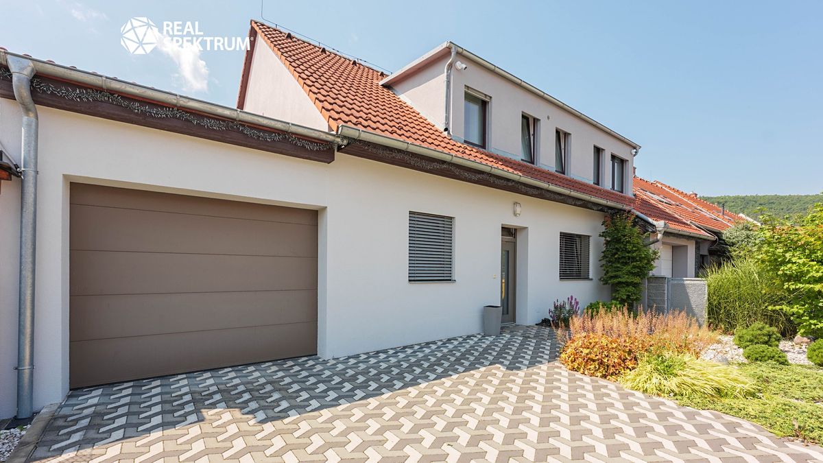 Prodej rodinného domu 279 m², pozemek 520 m² – fotografie 4