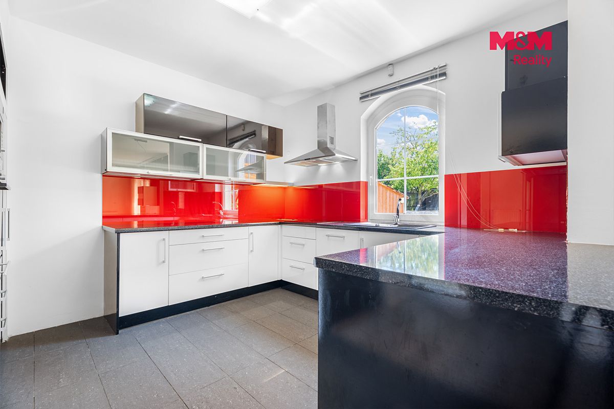 Prodej rodinného domu 217 m², pozemek 1083 m² – fotografie 3