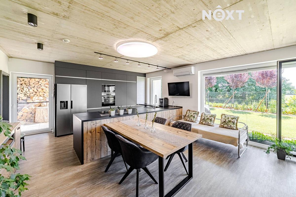 Prodej rodinného domu 258 m², pozemek 2038 m² – fotografie 2