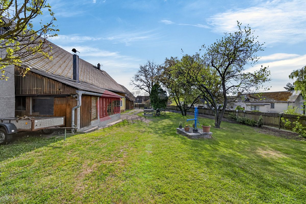 Prodej rodinného domu 271 m², pozemek 1077 m² – fotografie 2