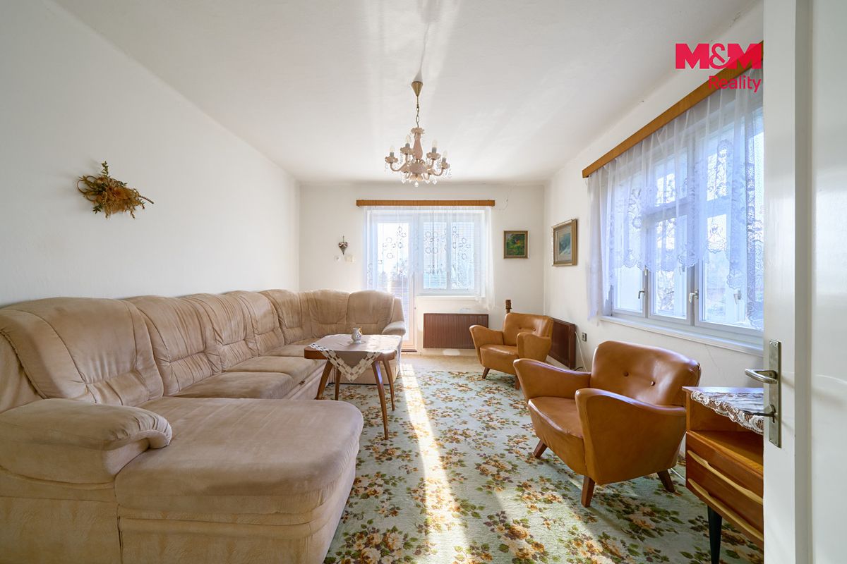 Prodej rodinného domu 240 m², pozemek 935 m² – fotografie 2