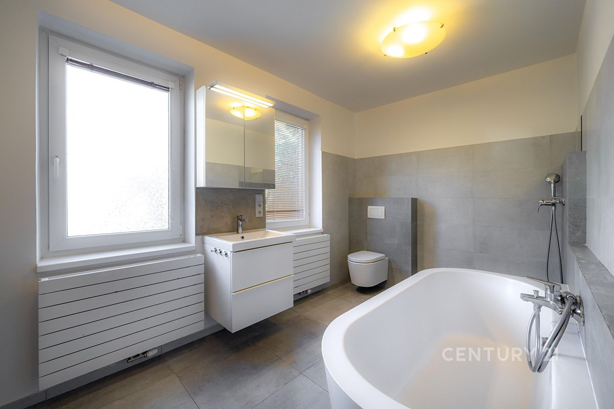Prodej rodinného domu 217 m², pozemek 800 m² – fotografie 3