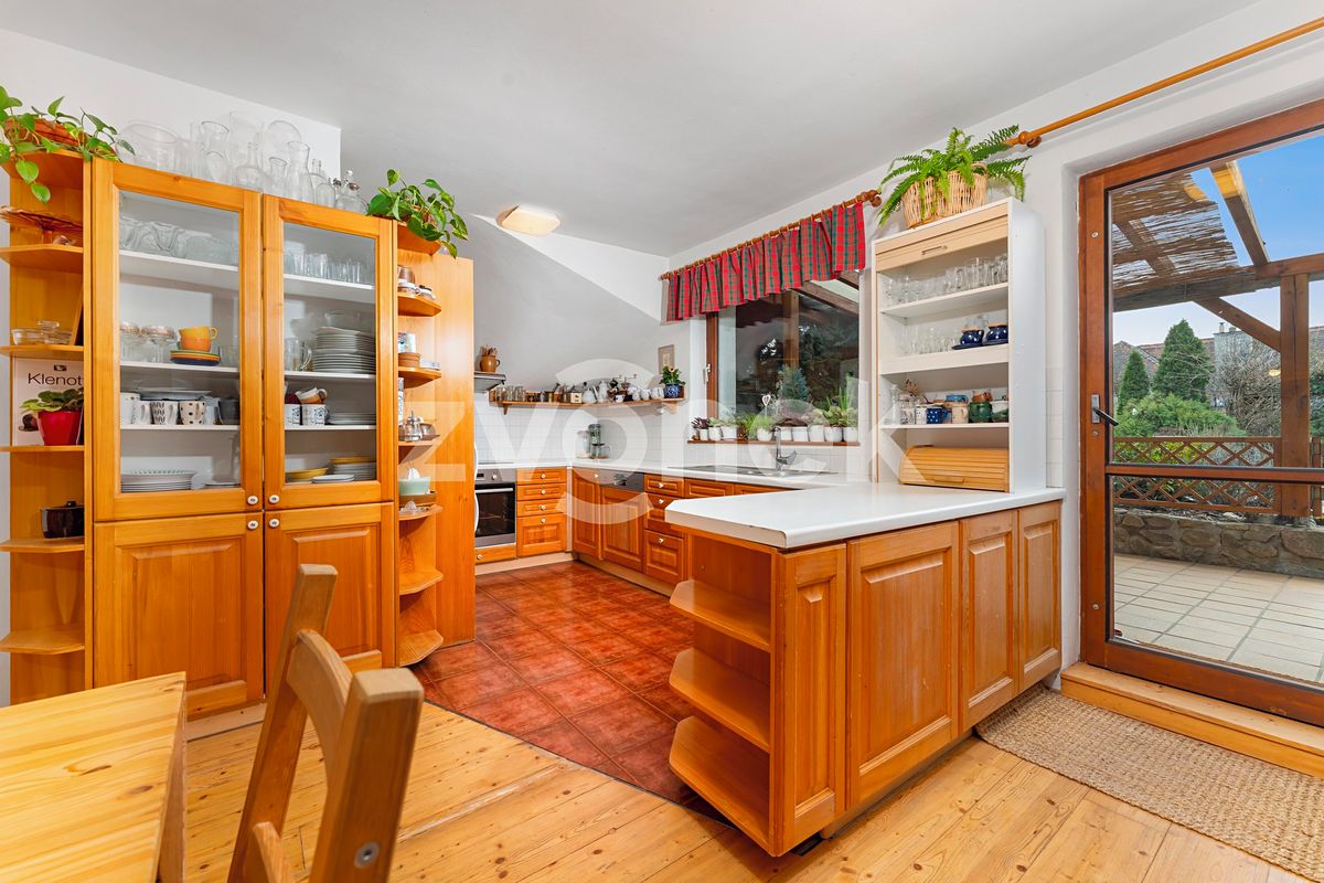 Prodej rodinného domu 312 m², pozemek 712 m² – fotografie 3