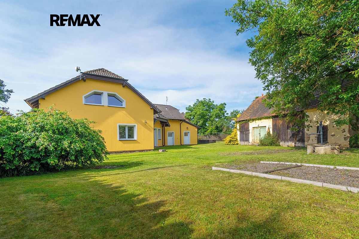 Prodej rodinného domu 238 m², pozemek 1042 m² – fotografie 2