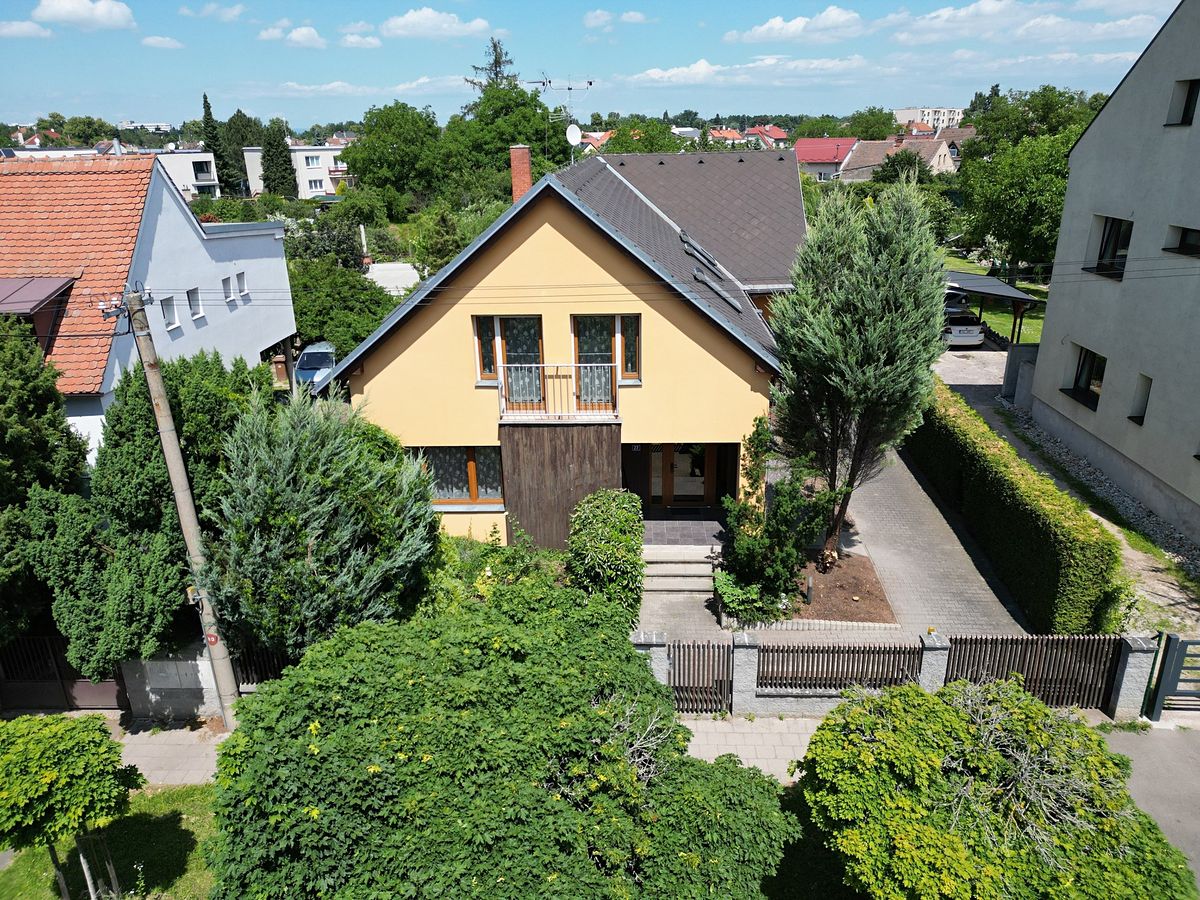 Prodej rodinného domu 289 m², pozemek 1700 m² – fotografie 2