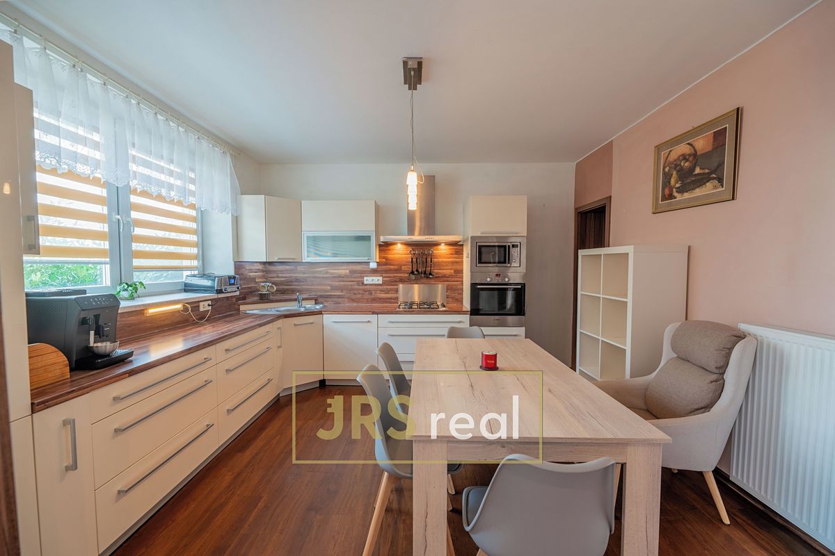 Prodej rodinného domu 220 m², pozemek 1151 m² – fotografie 4