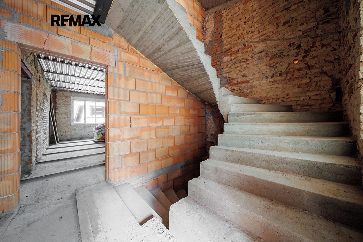 Prodej rodinného domu 474 m², pozemek 400 m² – fotografie 2