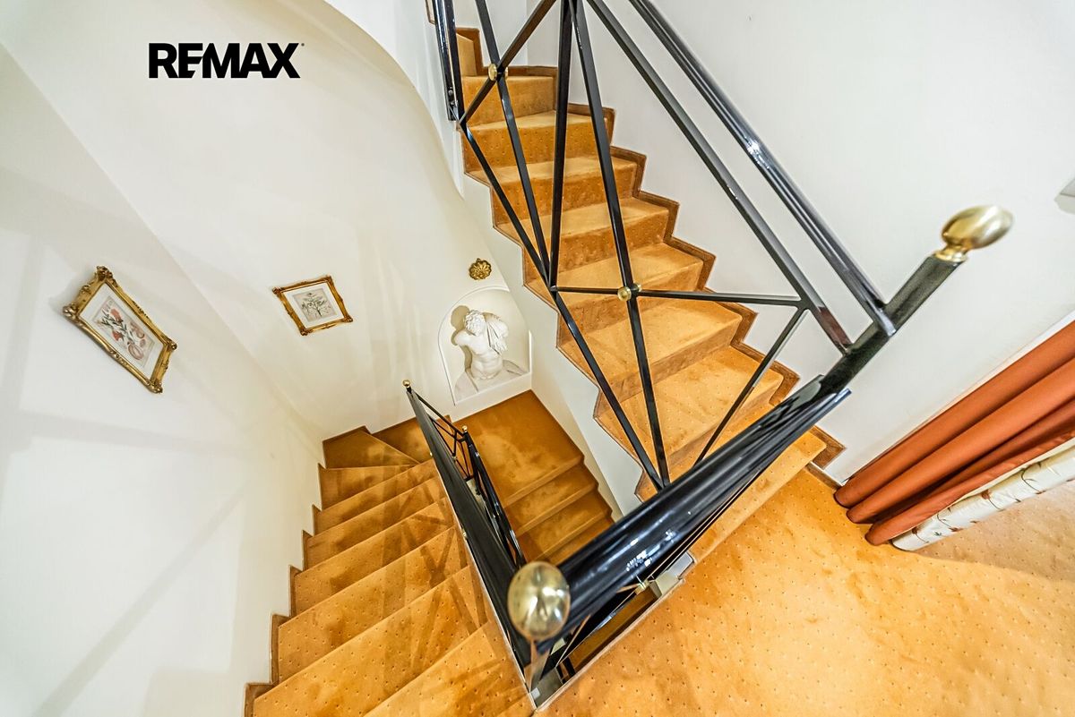 Prodej rodinného domu 333 m², pozemek 218 m² – fotografie 5