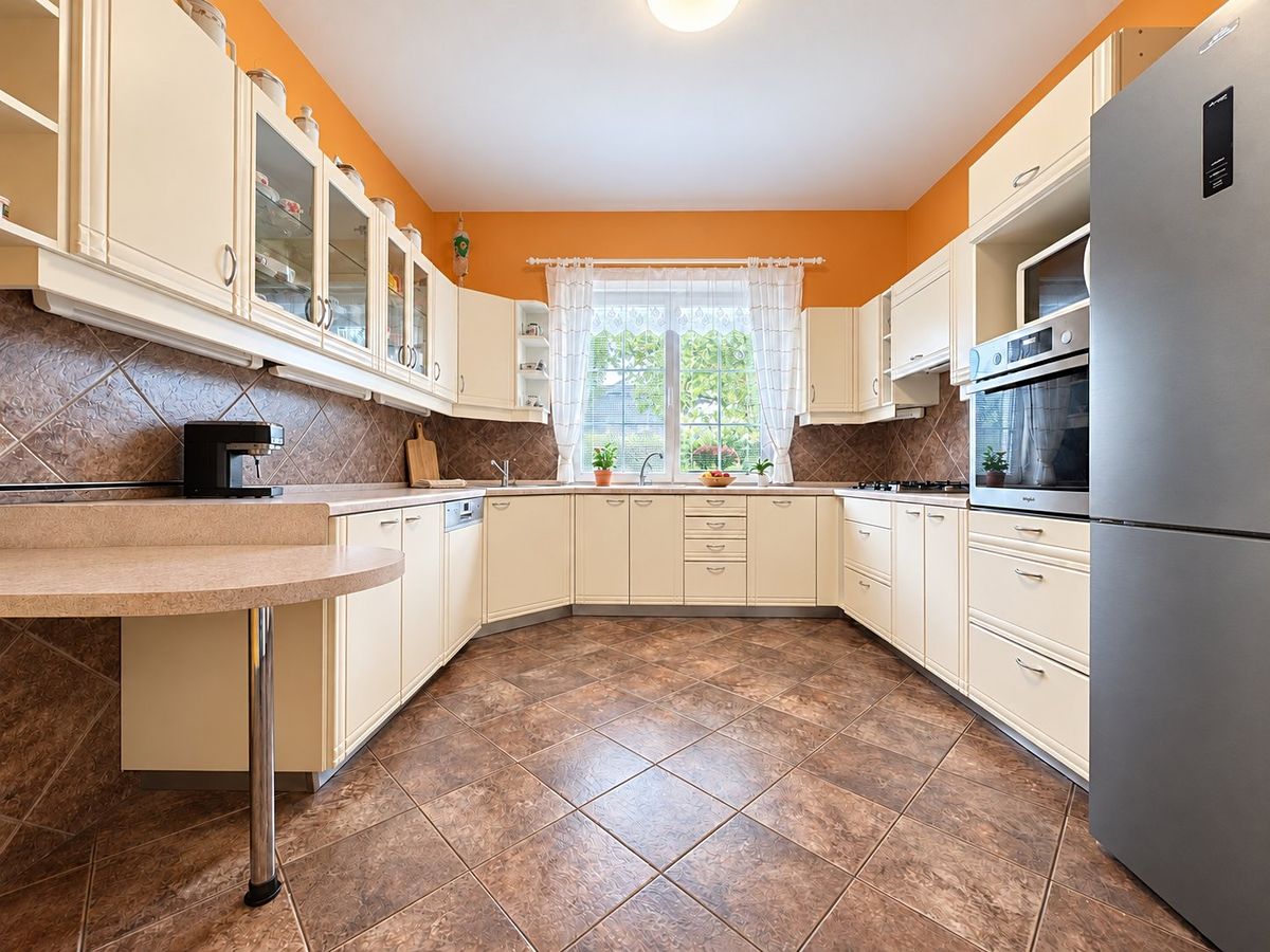 Prodej rodinného domu 499 m², pozemek 852 m² – fotografie 3