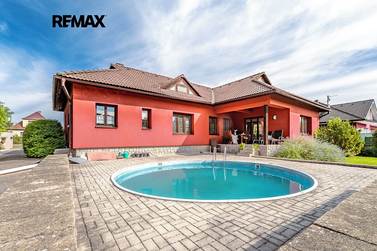Prodej rodinného domu 200 m², pozemek 1400 m² – fotografie 2