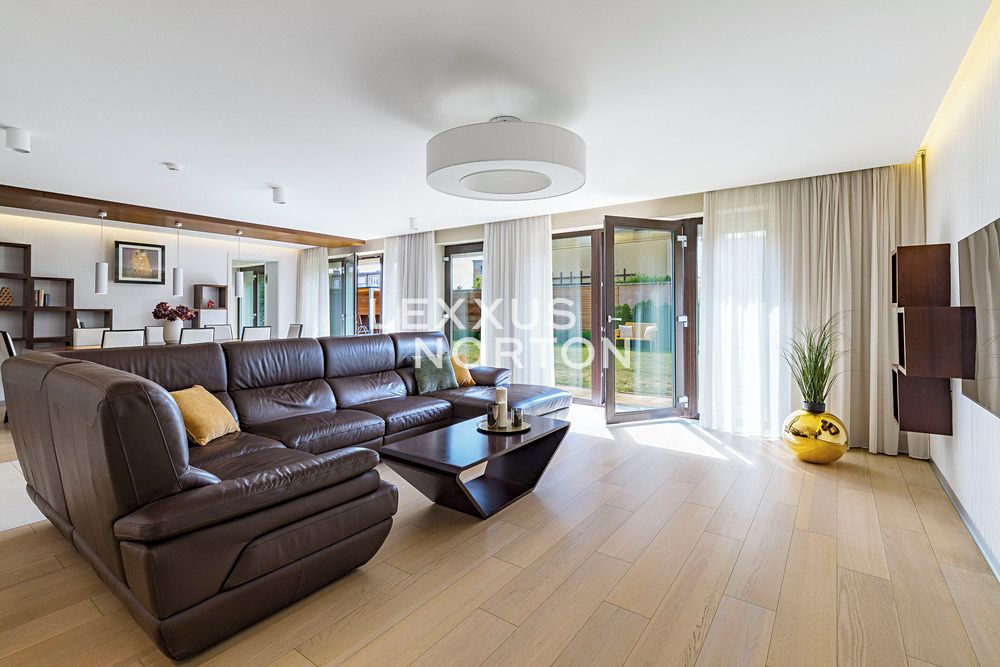 Prodej rodinného domu 322 m², pozemek 528 m² – fotografie 2