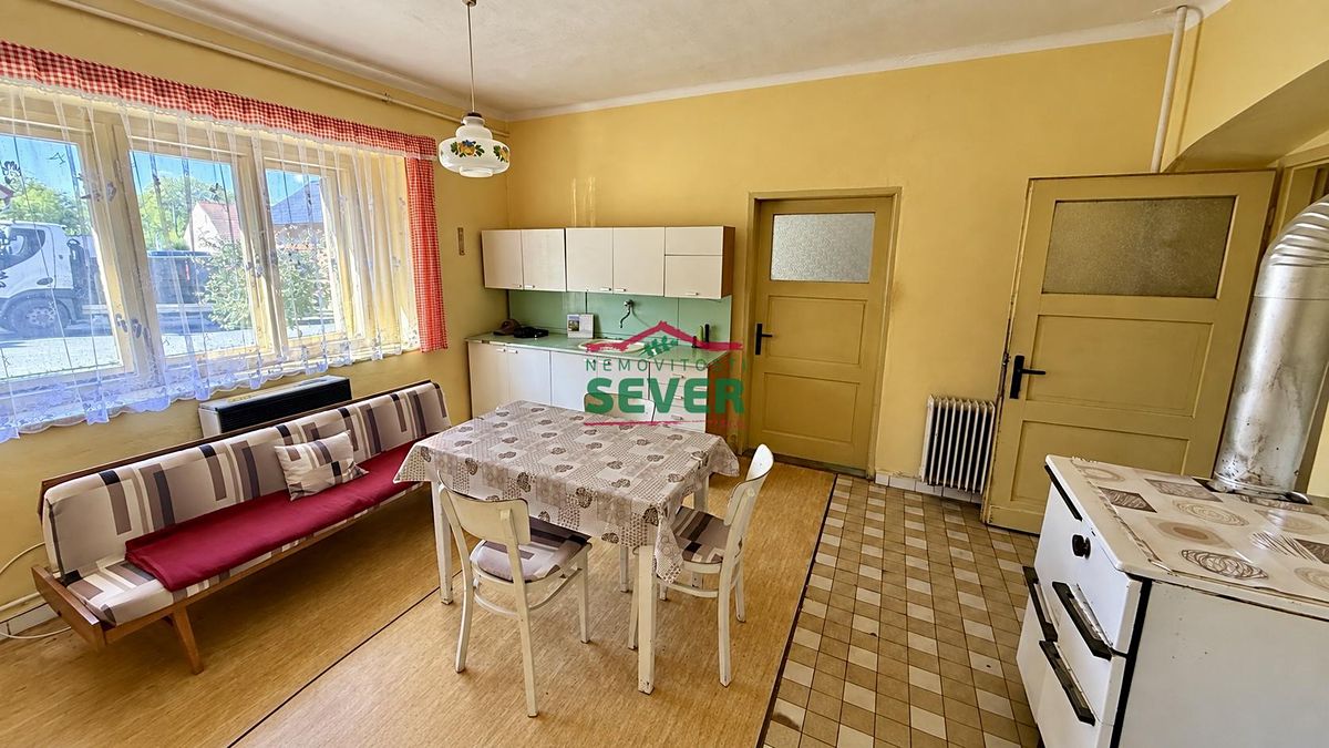 Prodej rodinného domu 241 m², pozemek 1596 m² – fotografie 3