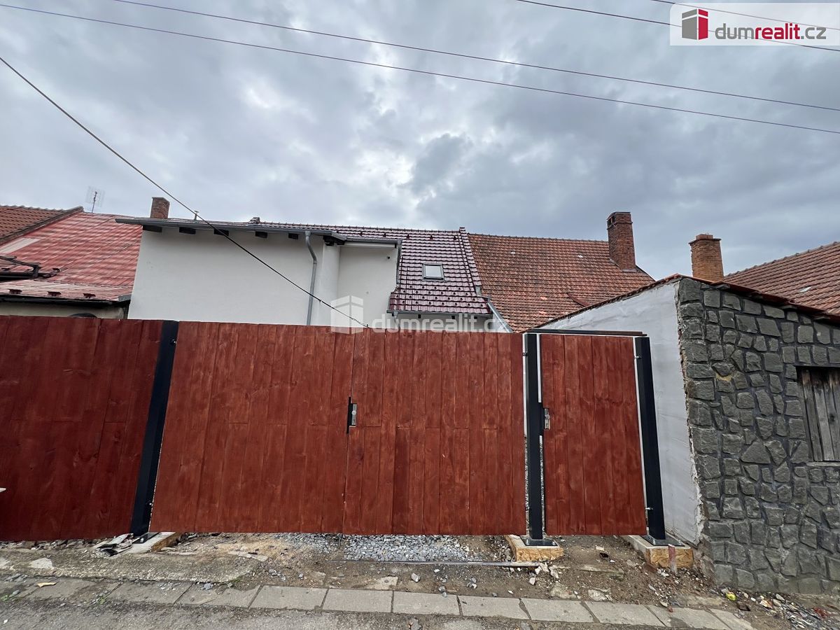Prodej rodinného domu 249 m², pozemek 249 m² – fotografie 2