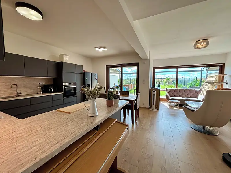 Prodej rodinného domu 135 m², pozemek 290 m², Praha – náhled fotky 2
