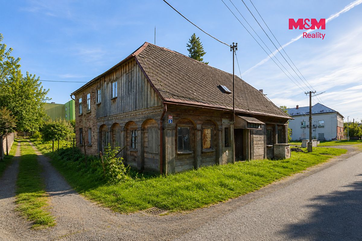 Prodej rodinného domu 200 m², pozemek 1221 m² – fotografie 2