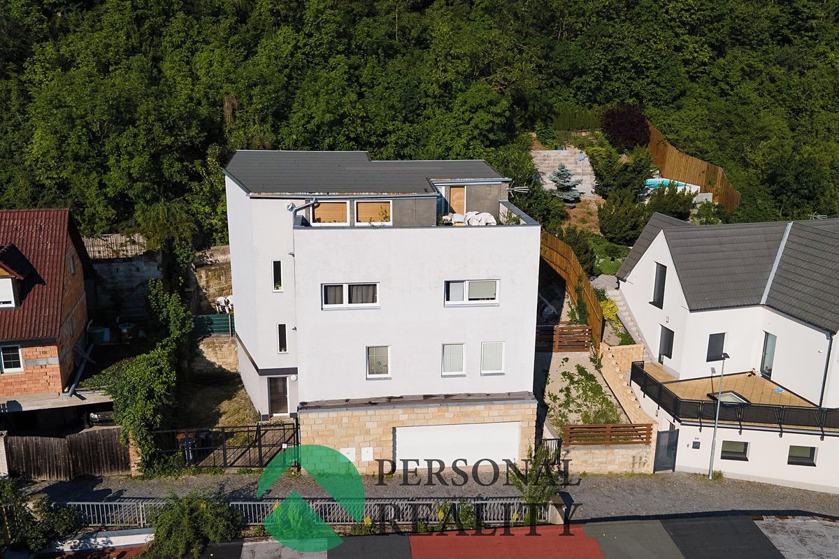 Prodej rodinného domu 306 m², pozemek 343 m² – fotografie 2