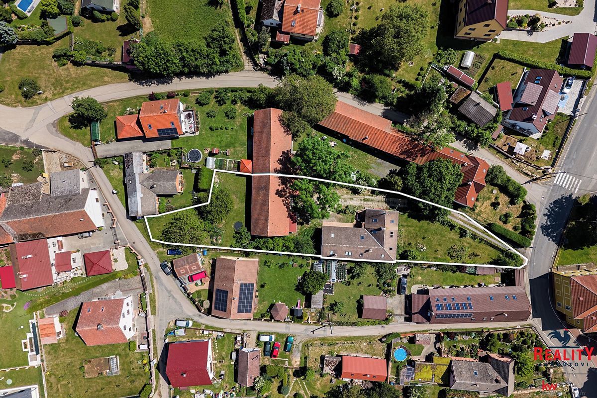Prodej rodinného domu 240 m², pozemek 1844 m² – fotografie 2