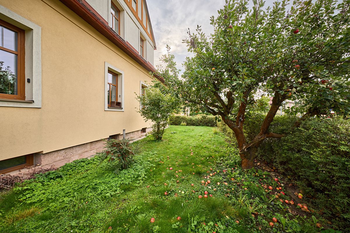 Prodej rodinného domu 213 m², pozemek 697 m² – fotografie 2