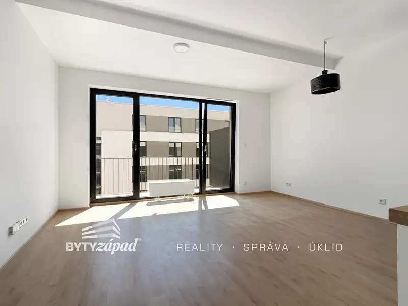 Pronájem bytu 1+kk 36 m², Plzeň – náhled fotky 1