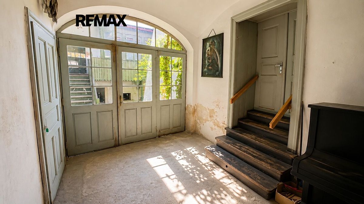 Prodej rodinného domu 370 m², pozemek 425 m² – fotografie 2