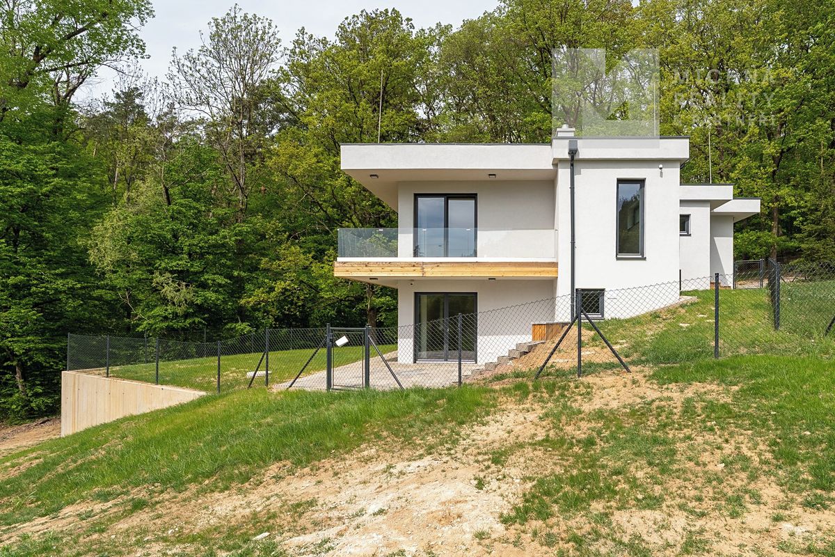 Prodej rodinného domu 256 m², pozemek 468 m² – fotografie 2