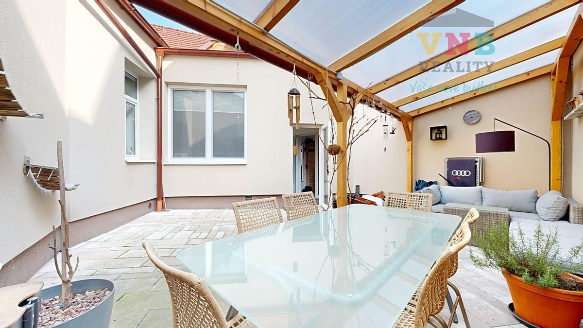 Prodej rodinného domu 205 m², pozemek 286 m² – fotografie 2