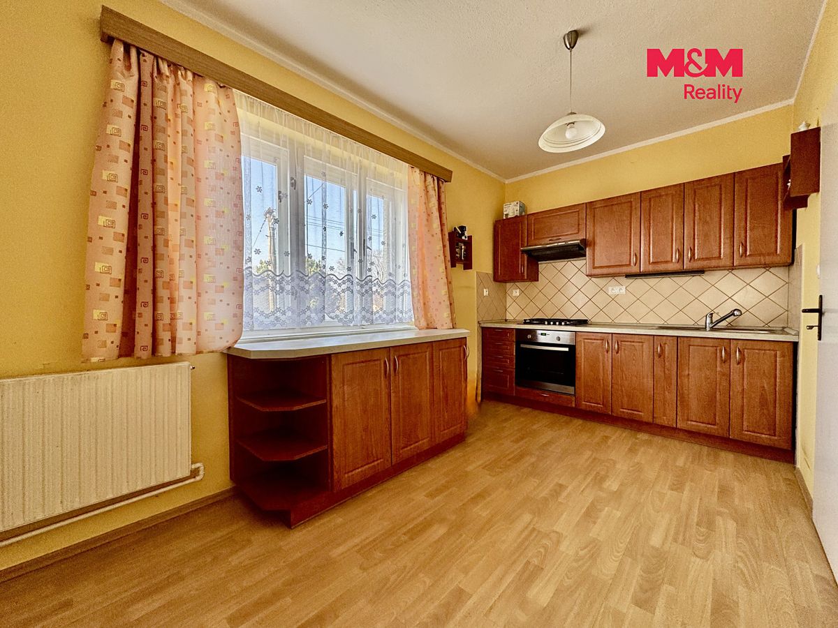 Prodej rodinného domu 273 m², pozemek 795 m² – fotografie 2