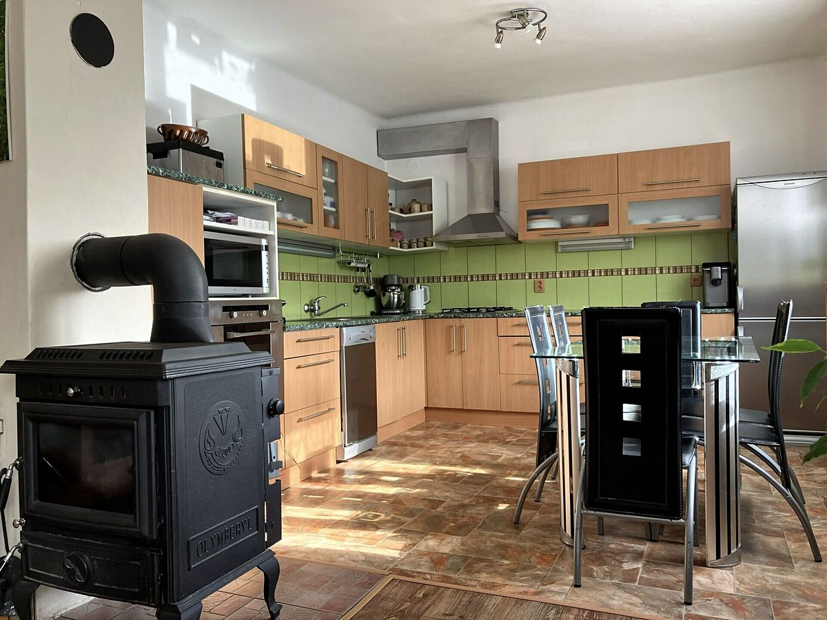 Prodej rodinného domu 250 m², pozemek 790 m² – fotografie 3