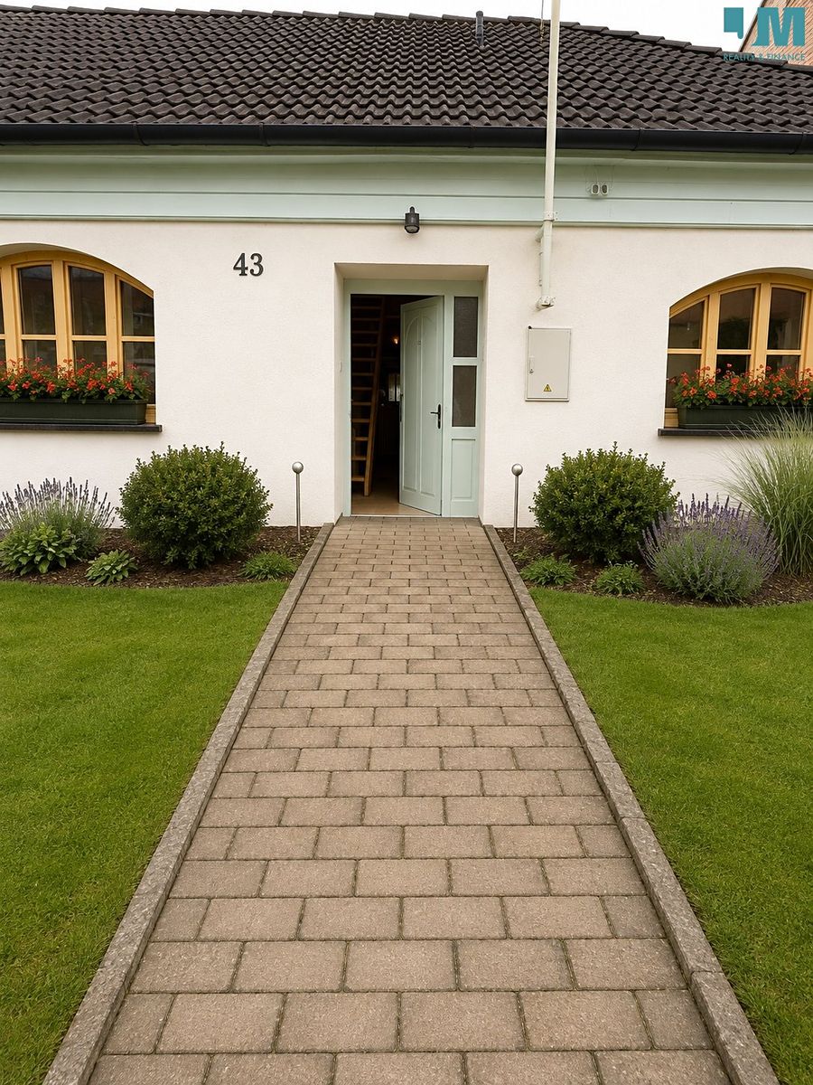 Prodej rodinného domu 250 m², pozemek 721 m² – fotografie 2