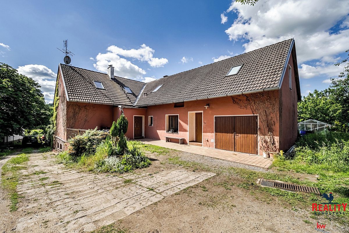 Prodej rodinného domu 240 m², pozemek 1844 m²