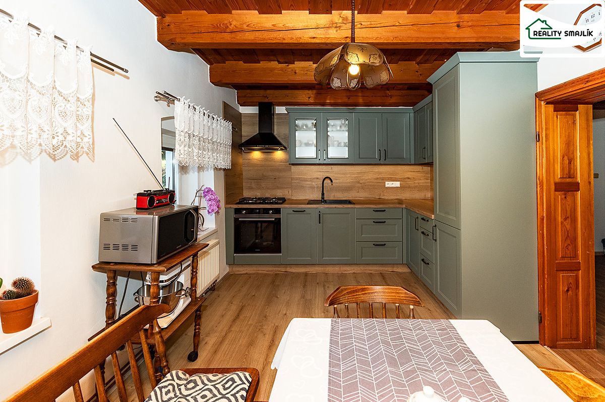 Prodej rodinného domu 180 m², pozemek 1171 m² – fotografie 2