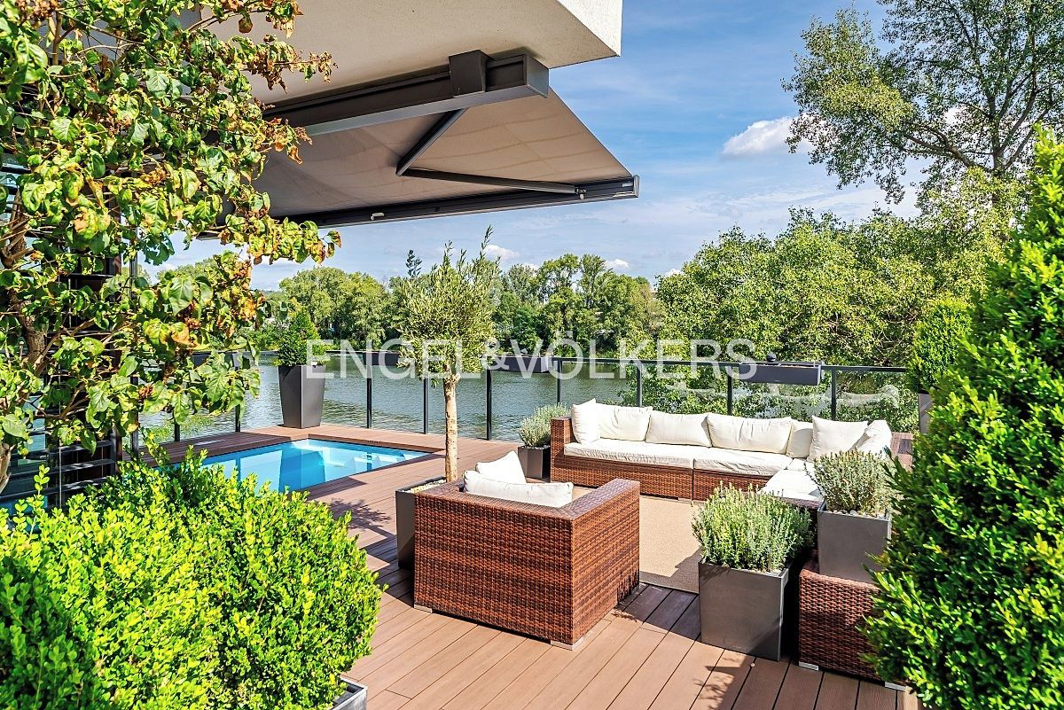 Pronájem bytu 6 pokojů a více 267 m² – fotografie 3